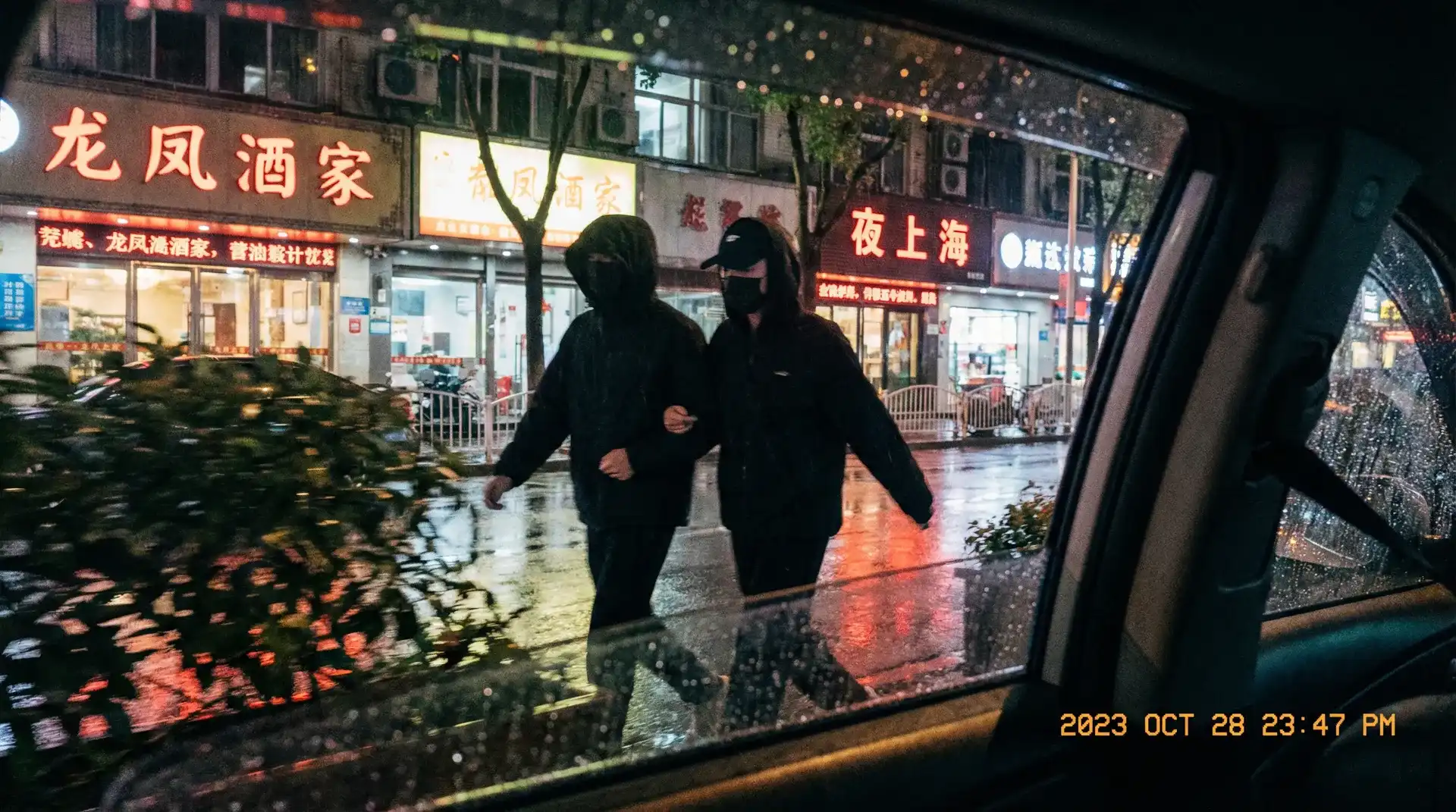 两个人一前一后融为一体 - 顶流明星深夜密会现场抓拍照片